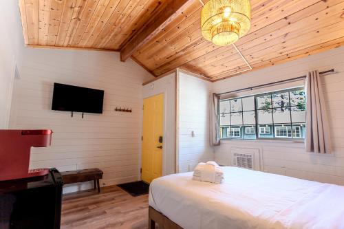 TV a/nebo společenská místnost v ubytování Tahoe Mountain Inn