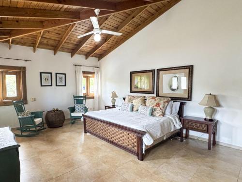 Giường trong phòng chung tại Spacious Tropical Villa with Pool 4Bedroom 7Beds 5Baths , Near Beach
