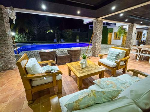 Hồ bơi trong/gần Spacious Tropical Villa with Pool 4Bedroom 7Beds 5Baths , Near Beach