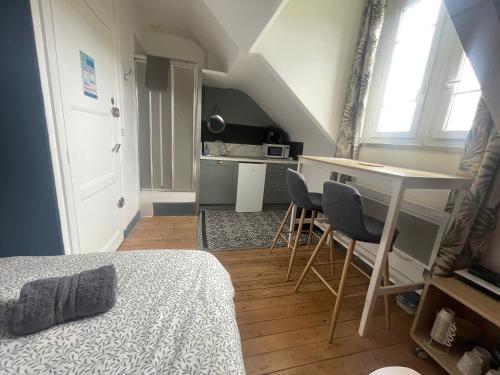 a small room with a bed and a table and chairs at réaménagé fin Juillet 2025, Albatros Studio a moins de 50 mètres de la plage, vue dégagée sur la vallée in Veulettes-sur-Mer