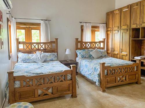 Giường trong phòng chung tại Spacious Tropical Villa with Pool 4Bedroom 7Beds 5Baths , Near Beach