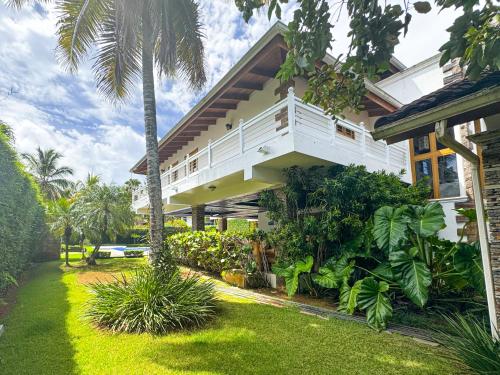 Vườn quanh Spacious Tropical Villa with Pool 4Bedroom 7Beds 5Baths , Near Beach