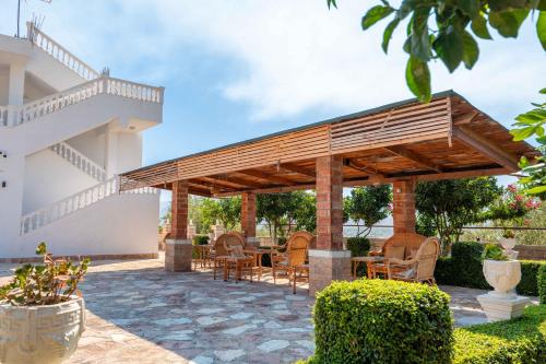 サランダにあるVilla JOSANAの木造パビリオン(椅子、テーブル付)