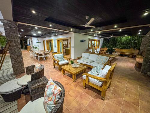 Khu vực ghế ngồi tại Spacious Tropical Villa with Pool 4Bedroom 7Beds 5Baths , Near Beach