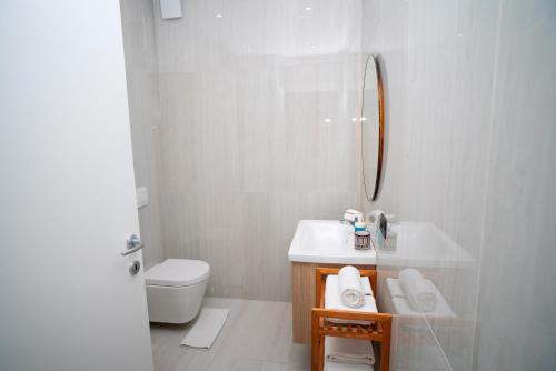 Ένα μπάνιο στο Luxury 2BR Seaview Malabata Tangier WiFi Parking