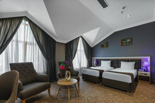 Postel nebo postele na pokoji v ubytování Metro City Hotel