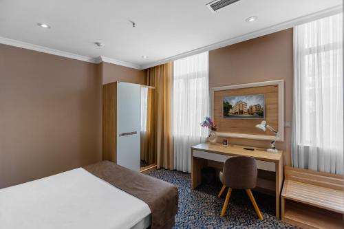 Postel nebo postele na pokoji v ubytování Metro City Hotel