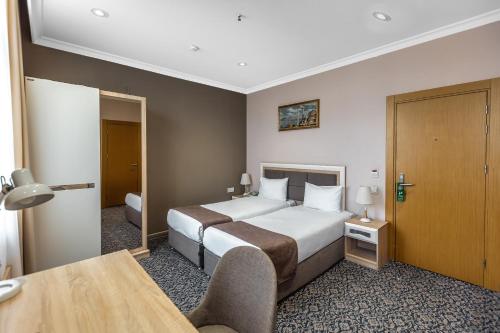 Postel nebo postele na pokoji v ubytování Metro City Hotel