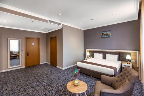 Postel nebo postele na pokoji v ubytování Metro City Hotel
