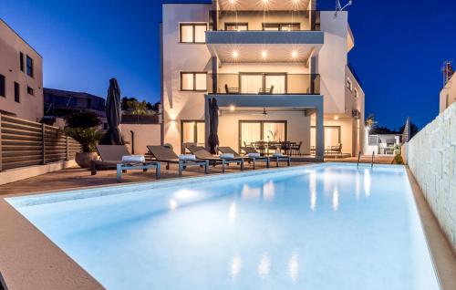 una grande piscina di fronte a un edificio di Luxurious Home In Vodice With Sauna a Vodice