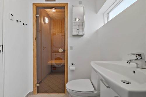um banheiro com vaso sanitário e pia em 790-Hvide-Sande-Ae-Gammel-Havn-49 em Hvide Sande