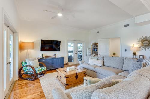 Χώρος καθιστικού στο Walk to Ocean Beach House with Pool in Port St Joe!