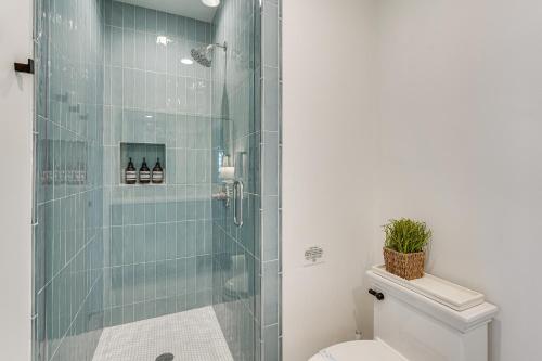 Ένα μπάνιο στο Walk to Ocean Beach House with Pool in Port St Joe!