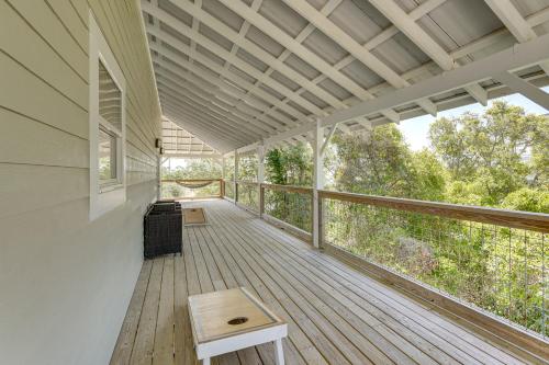 Μπαλκόνι ή βεράντα στο Walk to Ocean Beach House with Pool in Port St Joe!