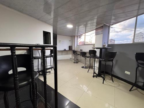 Una televisión o centro de entretenimiento en Hotel Bogotá Suites Teusaquillo