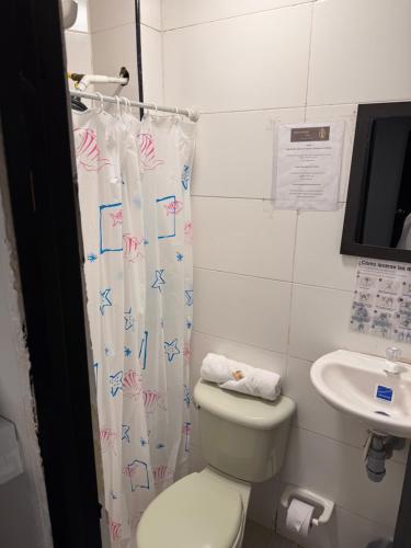Un baño de Hotel Bogotá Suites Teusaquillo