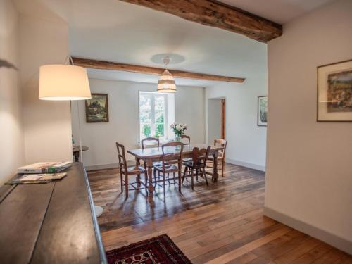 une salle à manger et un salon avec une table et des chaises dans l'établissement Gite du Bois, à Guignicourt-sur-Vence