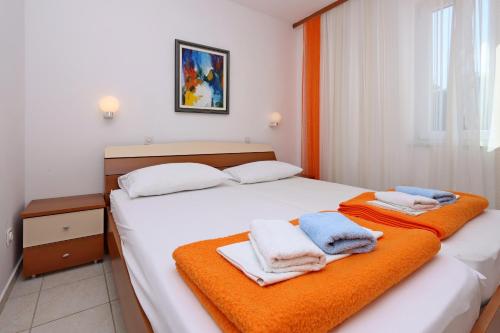 Apartments with parking space Barbat, Rab - 24215