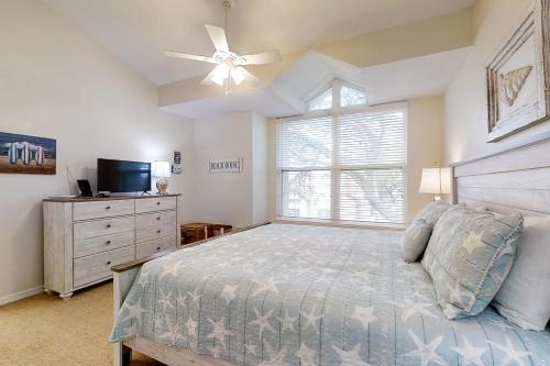 Ένα ή περισσότερα κρεβάτια σε δωμάτιο στο Newly Renovated Summer Beach Village Home with Patio, WiFi & Shared Pool