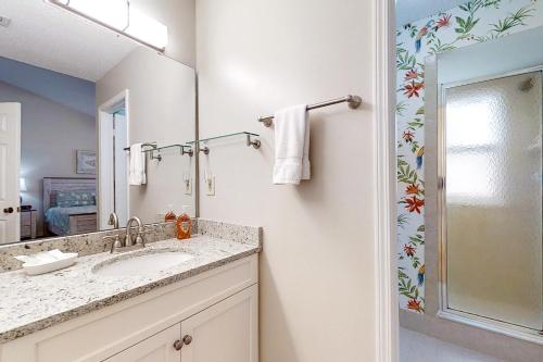 Ένα μπάνιο στο Newly Renovated Summer Beach Village Home with Patio, WiFi & Shared Pool