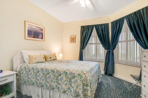 Un dormitorio con una cama y una ventana grande. en Luxe, Updated, Oceanfront Condo with Ground-Floor Patio, WiFi & Shared Pool, en Amelia Island