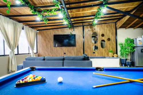 メデジンにある6 bedroom penthouse with pool table- 1 block from Lleras park p4のビリヤード台とソファのあるリビングルーム
