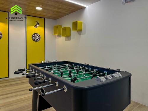 a room with a large green foos ball at Departamento frente al mar, con piscina en Manta in Manta