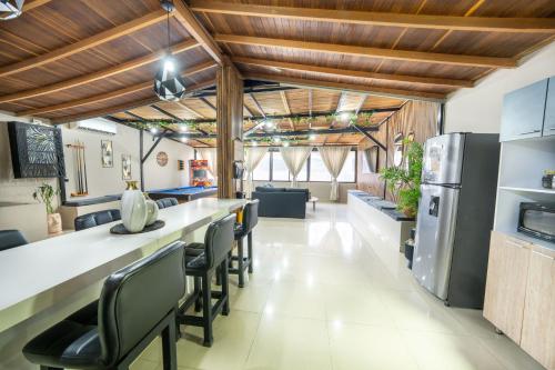 メデジンにある6 bedroom penthouse with pool table- 1 block from Lleras park p4の長いテーブルと椅子のあるダイニングルーム