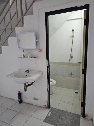 Bilik mandi di JS786Hostel