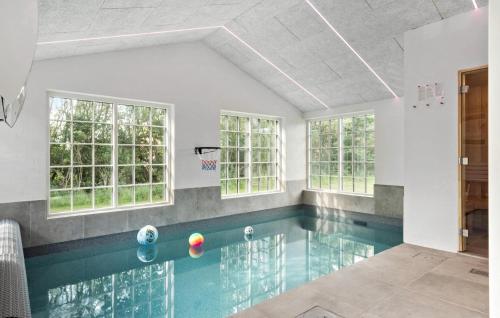 Kolam renang di atau dekat dengan Lovely Home In Ulfborg With Sauna - C04646