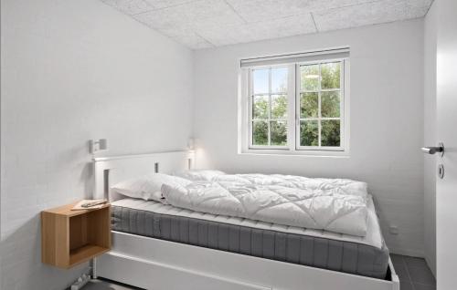 Katil atau katil-katil dalam bilik di Lovely Home In Ulfborg With Sauna - C04646