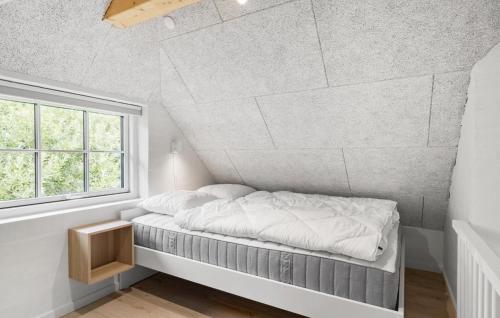 Katil atau katil-katil dalam bilik di Lovely Home In Ulfborg With Sauna - C04646