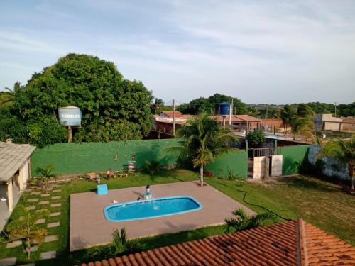 Blick auf den Pool im Hof in der Unterkunft Chácara Recanto dos Poetas in Macajatuba