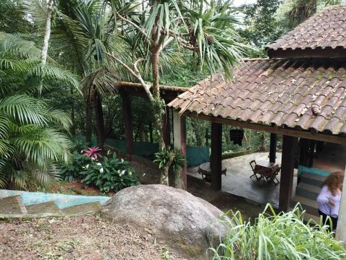 una mujer parada frente a una casa en Salgado Lar Maresias, en São Sebastião