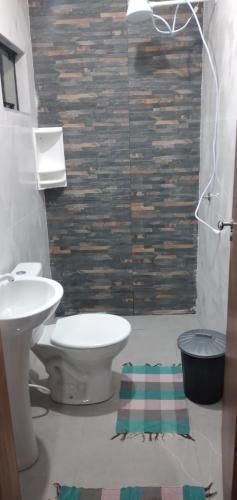 Ένα μπάνιο στο Casa ótima localização com garagem!!!!