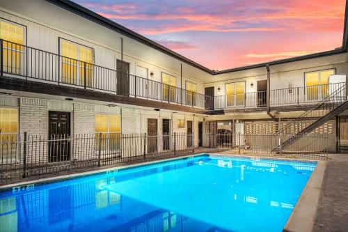 a swimming pool in the middle of a building at Bright and Airy 2BR with King Bed Free Parking and Pool in Houston