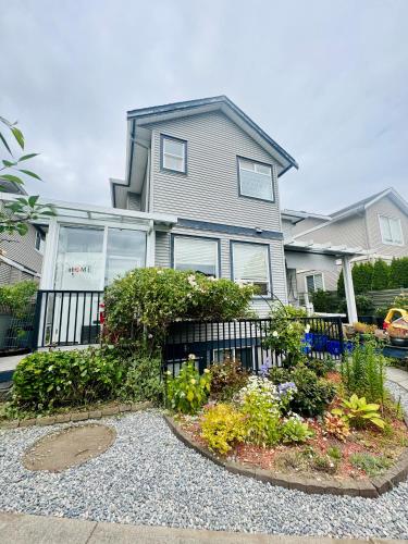 ラングレーにあるPeaceful House with Backyardの庭のある家