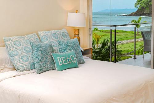 Кровать или кровати в номере Azuero Lodge: Luxury Beachfront condo- Playa Venao