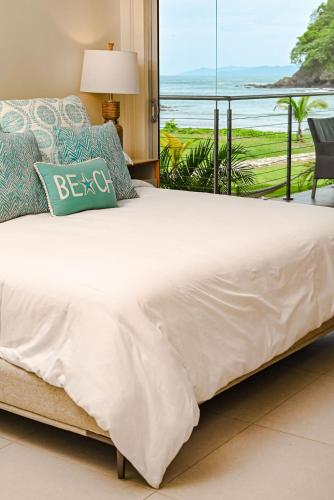 Кровать или кровати в номере Azuero Lodge: Luxury Beachfront condo- Playa Venao