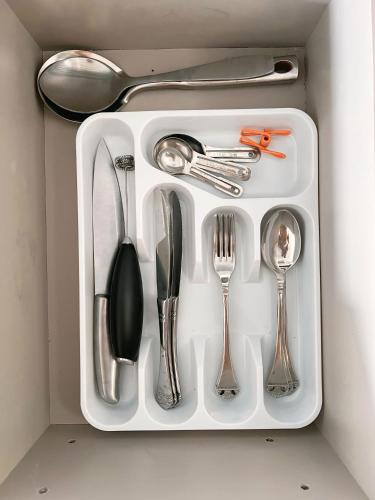 a white tray with silver utensils in a drawer at Comodidad y excelente ubicación in Barranquilla
