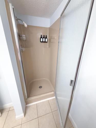 Lakeview Poolside 2bd2bapoolbalcony-sleeps 6ppにあるバスルーム