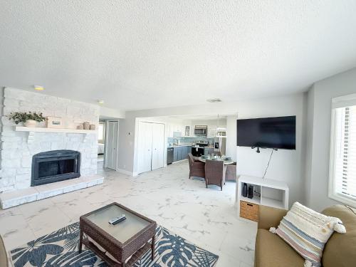 Lakeview Poolside 2bd2bapoolbalcony-sleeps 6ppにあるテレビまたはエンターテインメントセンター