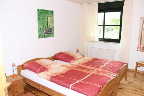 ein Schlafzimmer mit einem großen Bett in einem Zimmer in der Unterkunft Casa Clara in Kleve