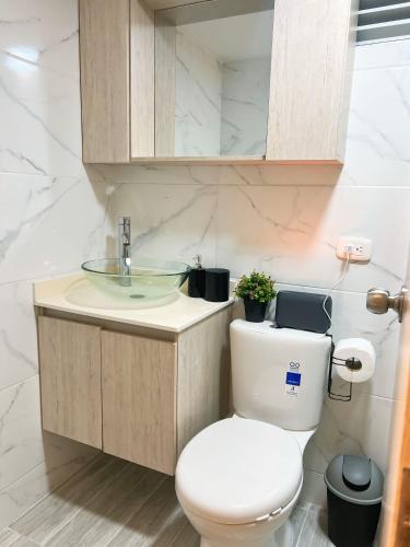 a bathroom with a toilet and a sink at Comodidad y excelente ubicación in Barranquilla
