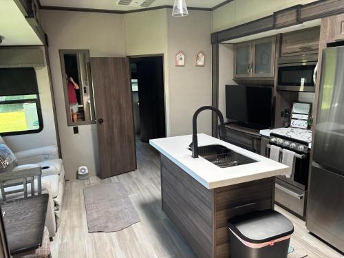 Una cocina o cocineta en The DeVitos Keys Ferry RV