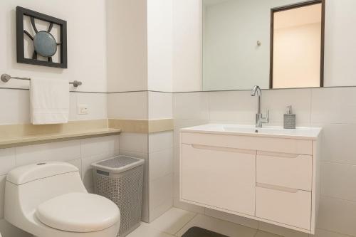 Koupelna v ubytování Stunning 2BD Apartment Pool - Oceanview Cartagena