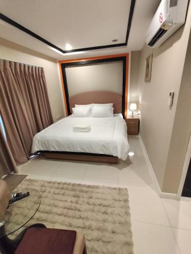Un dormitorio con una cama con un espejo grande. en New Nordic VIP 6, en Pattaya South