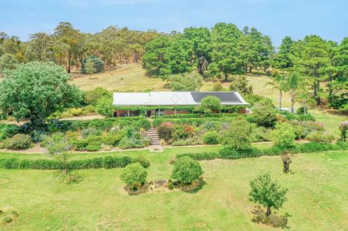Κήπος έξω από το Monkey Gully Retreat - Mansfield - Sleeps 9
