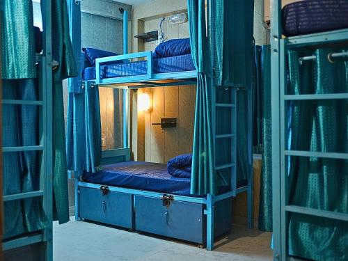 Skyard Hostel Rishikesh Laxman Jhulaにあるベッド