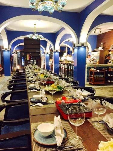 Makanan di atau berdekatan hotel